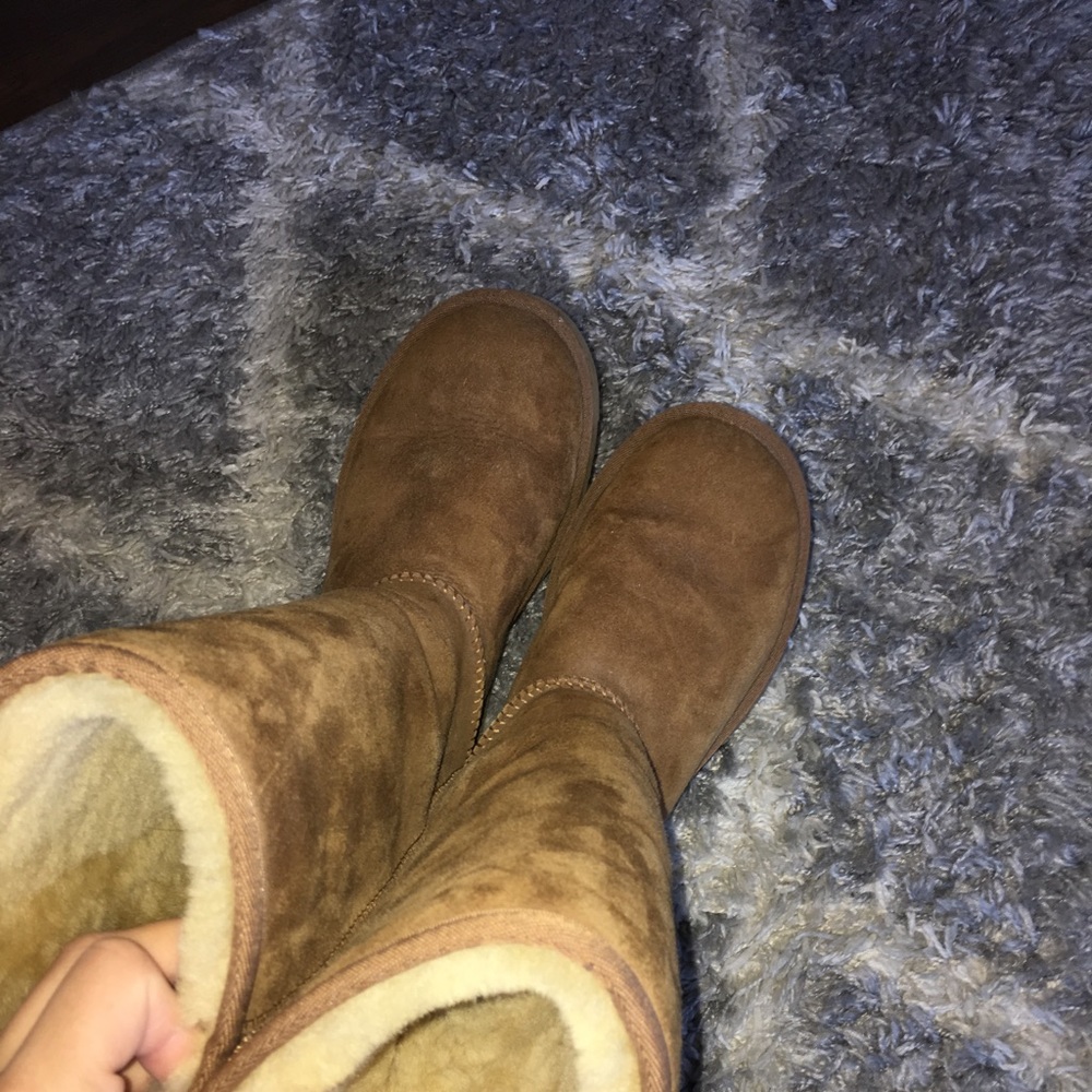 UGGS - Picture 2 of 5